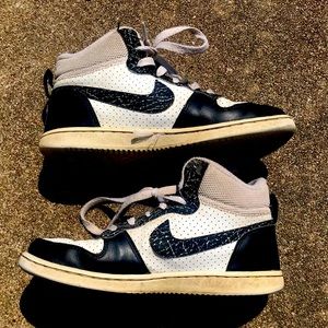 Classic Nike hightops. Great used condition. Size 3 (kids).